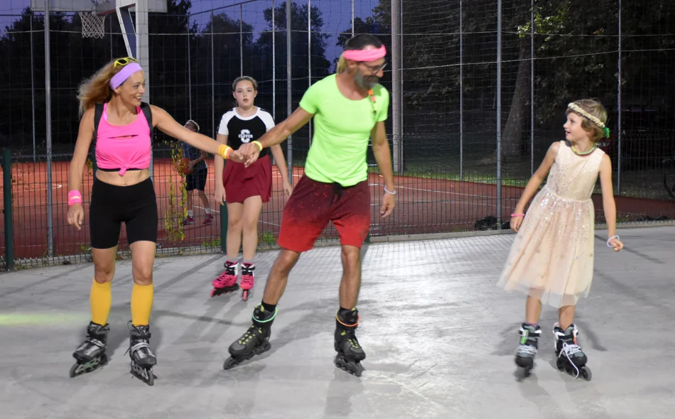 FOTO: Disco večer na rolama privukla sve generacije