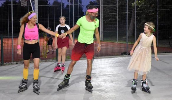 FOTO: Disco večer na rolama privukla sve generacije