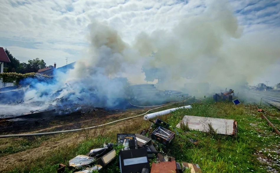 FOTO I VIDEO Gorjeli željeznički pragovi u Varaždinu, vatra zaustavljena prije širenja
