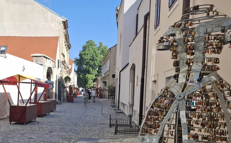 FOTO Kućice i štandovi su tu, lunapark niče, a uskoro će i glavna pozornica