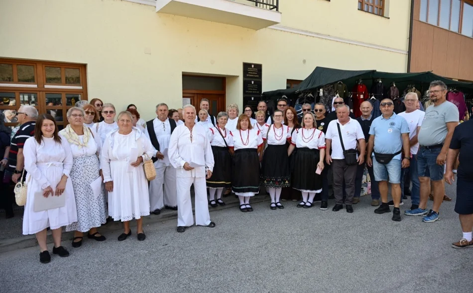 FOTO Procesija u narodnim nošnjama uz nezaobilazno narodno veselje