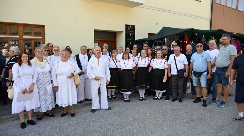 FOTO Procesija u narodnim nošnjama uz nezaobilazno narodno veselje