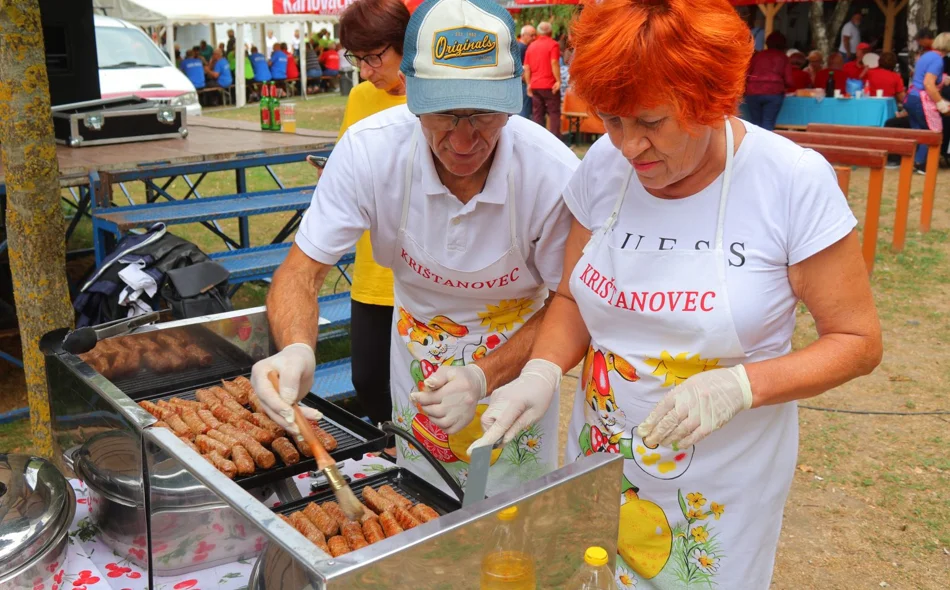 Kad se umirovljenici okupe Prelog zamiriše na ćevape