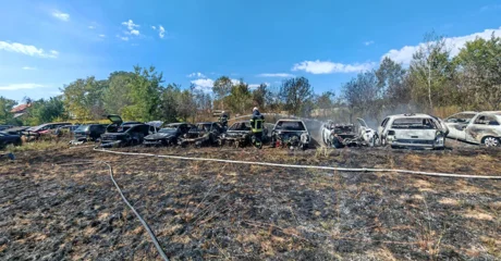 FOTO: Gorjela vozila na divljem deponiju