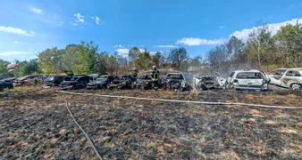 FOTO: Gorjela vozila na divljem deponiju