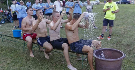 &ldquo;Lizno okretni gemišt s jabukama&rdquo;, hranjenje male djece v Zagorju, vožnja tački s putnikom na slijepo: Sve to u Stažnjevcu!