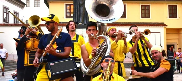 FOTO Veselo je, a ovi ulični zabavljači dodatno podižu atmosferu