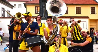 FOTO Veselo je, a ovi ulični zabavljači dodatno podižu atmosferu