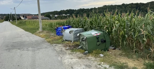 Vandali u Klenovniku porušili kontejnere i razbacali smeće
