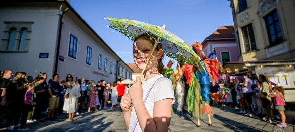 Urban i Minea na Starome gradu, &bdquo;Komušanje mozga&rdquo; kod vile Bedeković