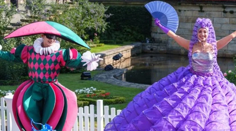 VIDEO Impresivni šetači na štulama pripremili raskošni i šareni nastup