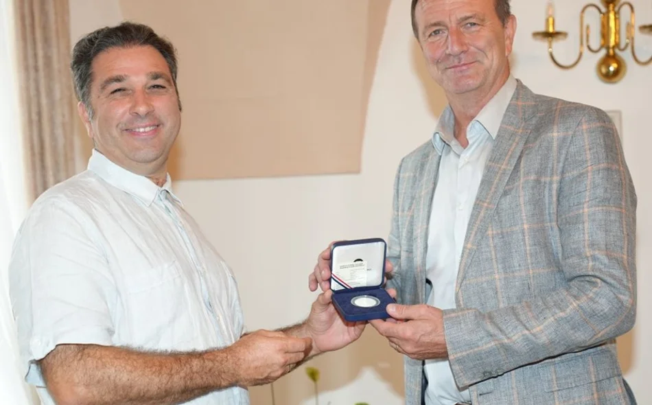Stogodišnjaku na poklon limitirana naklada medalja