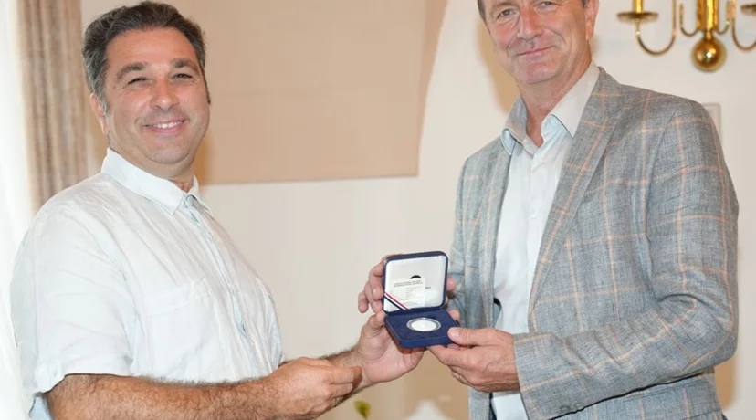 Stogodišnjaku na poklon limitirana naklada medalja
