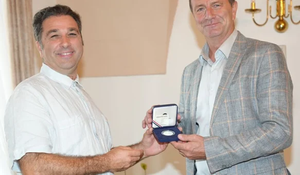 Stogodišnjaku na poklon limitirana naklada medalja