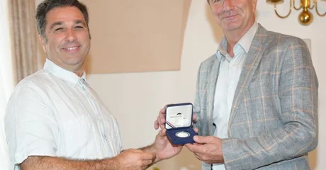 Stogodišnjaku na poklon limitirana naklada medalja