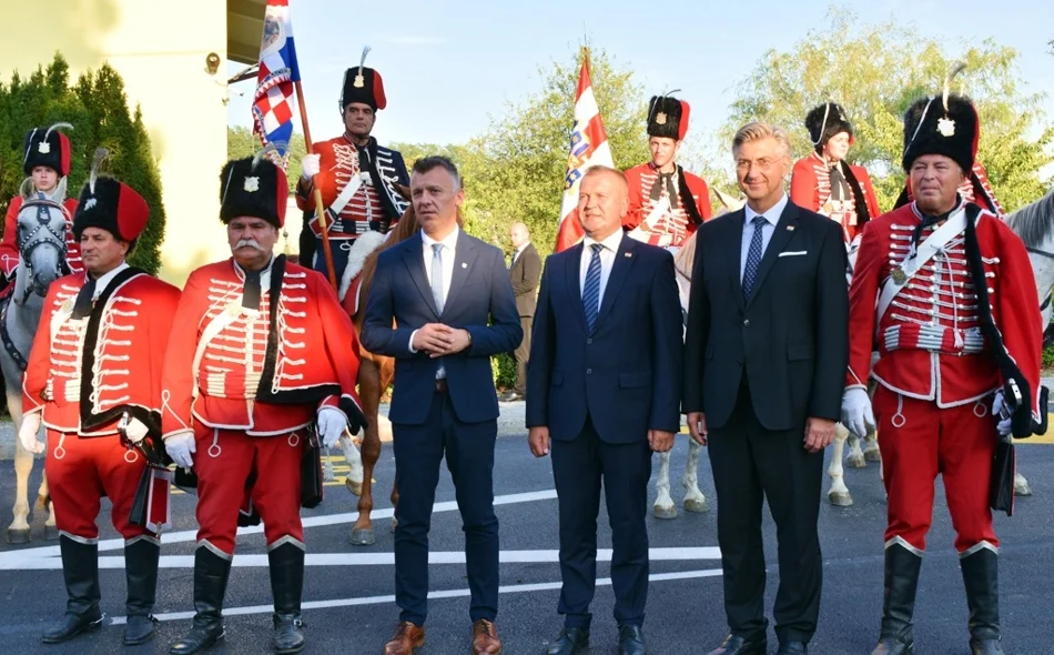 FOTO Domaćinima kamen temeljac za dječji vrtić, županu Stričak premijerove pohvale