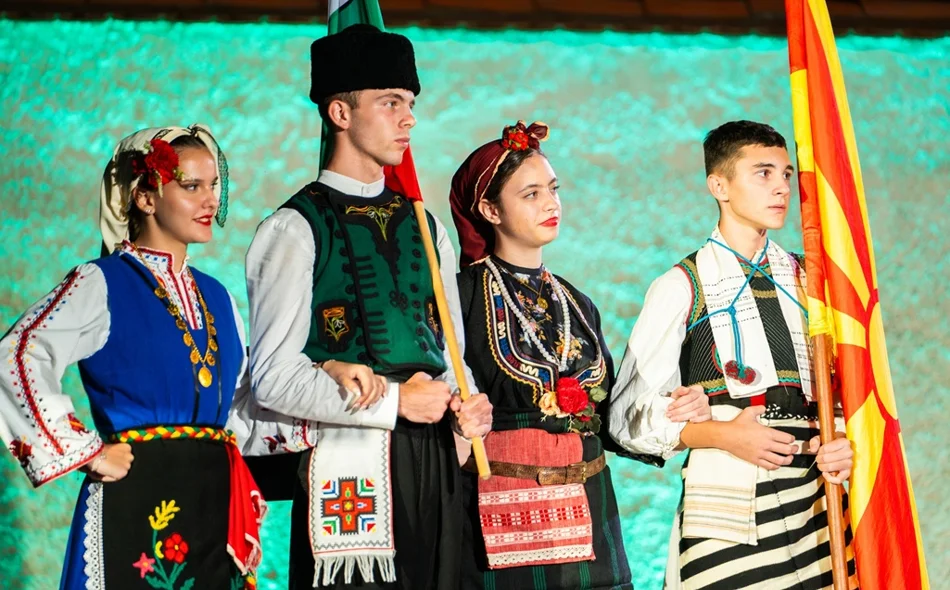 VIDEO Folkloraši u šarenim nošnjama osvojili gradske ulice i trgove