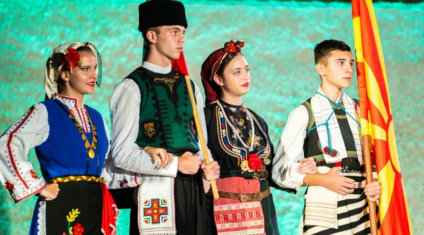 VIDEO Folkloraši u šarenim nošnjama osvojili gradske ulice i trgove