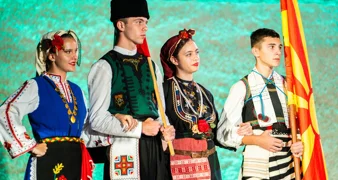 VIDEO Folkloraši u šarenim nošnjama osvojili gradske ulice i trgove