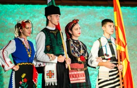 VIDEO Folkloraši u šarenim nošnjama osvojili gradske ulice i trgove