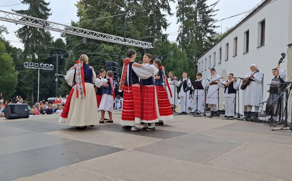 VIDEO Mali folkloraši svojim nastupima oduševili brojnu publiku
