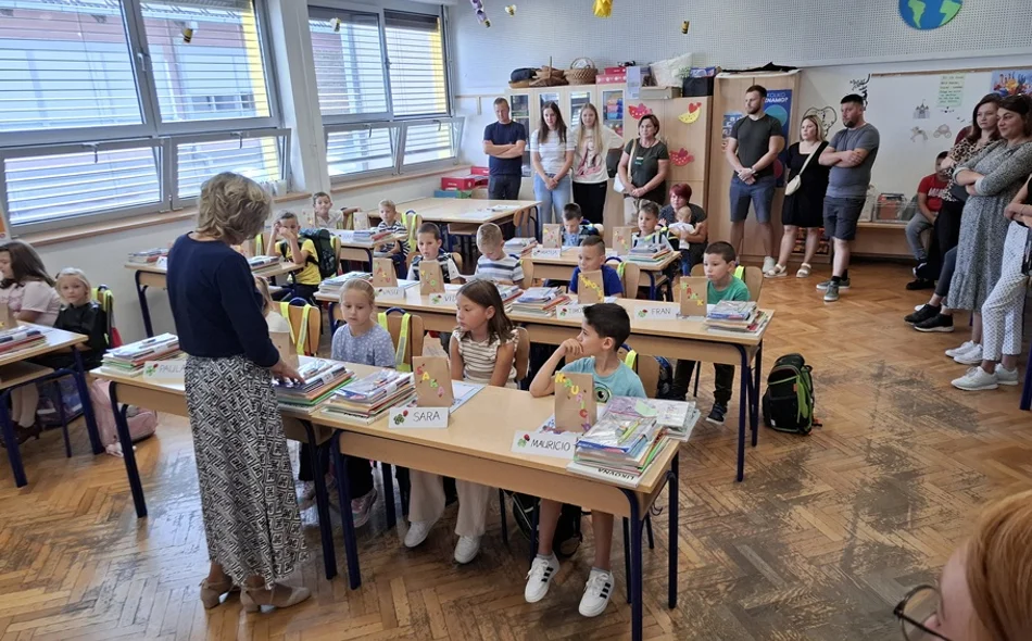AUDIO I FOTO Prvašiće u klupama dočekali školski pribor i bojanke „Sigurno u prometu”