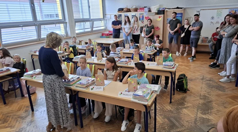 AUDIO I FOTO Prvašiće u klupama dočekali školski pribor i bojanke „Sigurno u prometu”