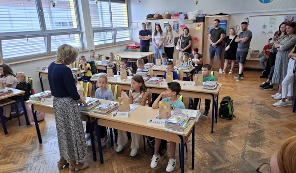 AUDIO I FOTO Prvašiće u klupama dočekali školski pribor i bojanke „Sigurno u prometu”
