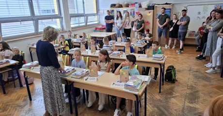 AUDIO I FOTO Prvašiće u klupama dočekali školski pribor i bojanke „Sigurno u prometu”