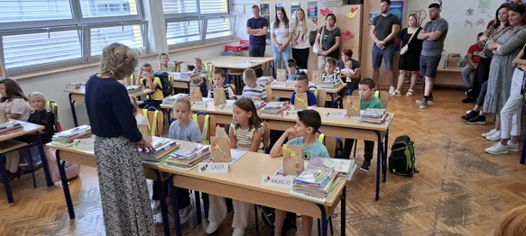 AUDIO I FOTO Prvašiće u klupama dočekali školski pribor i bojanke &bdquo;Sigurno u prometu&rdquo;