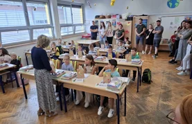 AUDIO I FOTO Prvašiće u klupama dočekali školski pribor i bojanke &bdquo;Sigurno u prometu&rdquo;