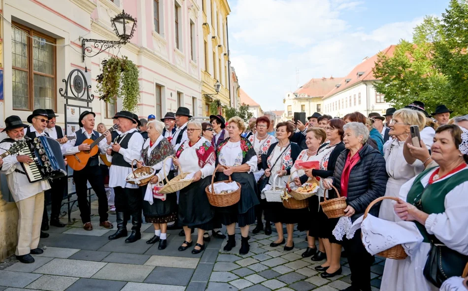 VIDEO I FOTO Uz pjesmu i ples građanima dijelili domaće kolače i klipiće