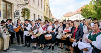 VIDEO I FOTO Uz pjesmu i ples građanima dijelili domaće kolače i klipiće