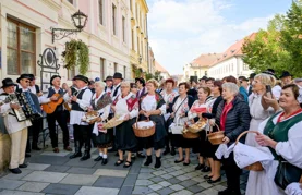 VIDEO I FOTO Uz pjesmu i ples građanima dijelili domaće kolače i klipiće