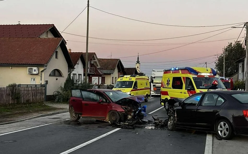 Nakon frontalnog sudara petero osoba završilo u bolnici