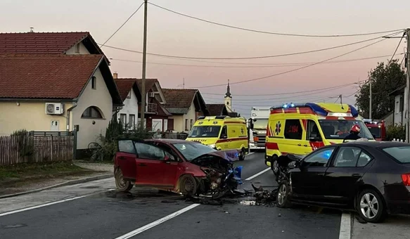 Nakon frontalnog sudara petero osoba završilo u bolnici