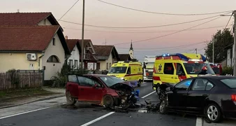 Nakon frontalnog sudara petero osoba završilo u bolnici