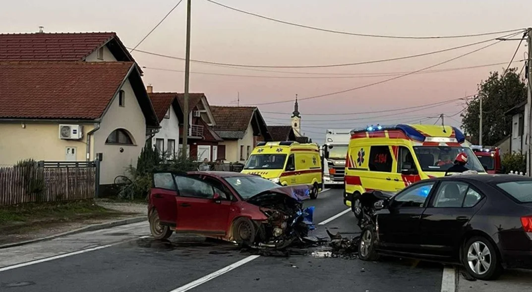 Nakon frontalnog sudara petero osoba završilo u bolnici