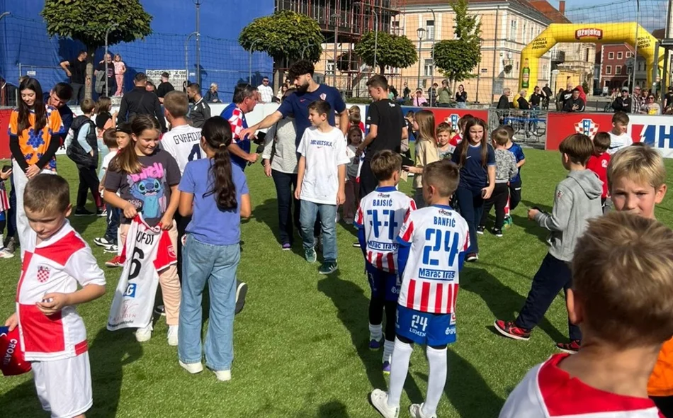 Zagrijavanje navijača uz Zaprešić Boyse i veliki ekran na Kapucinskom trgu