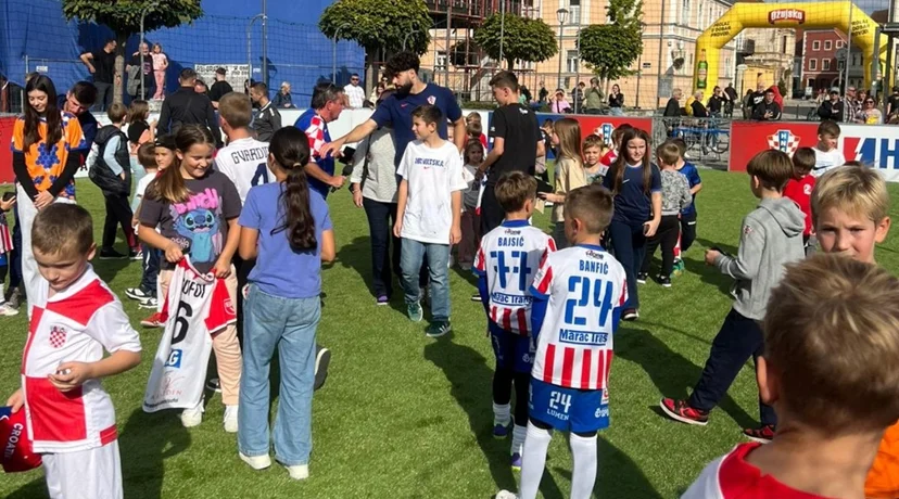 Zagrijavanje navijača uz Zaprešić Boyse i veliki ekran na Kapucinskom trgu