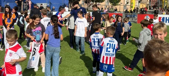 Zagrijavanje navijača uz Zaprešić Boyse i veliki ekran na Kapucinskom trgu