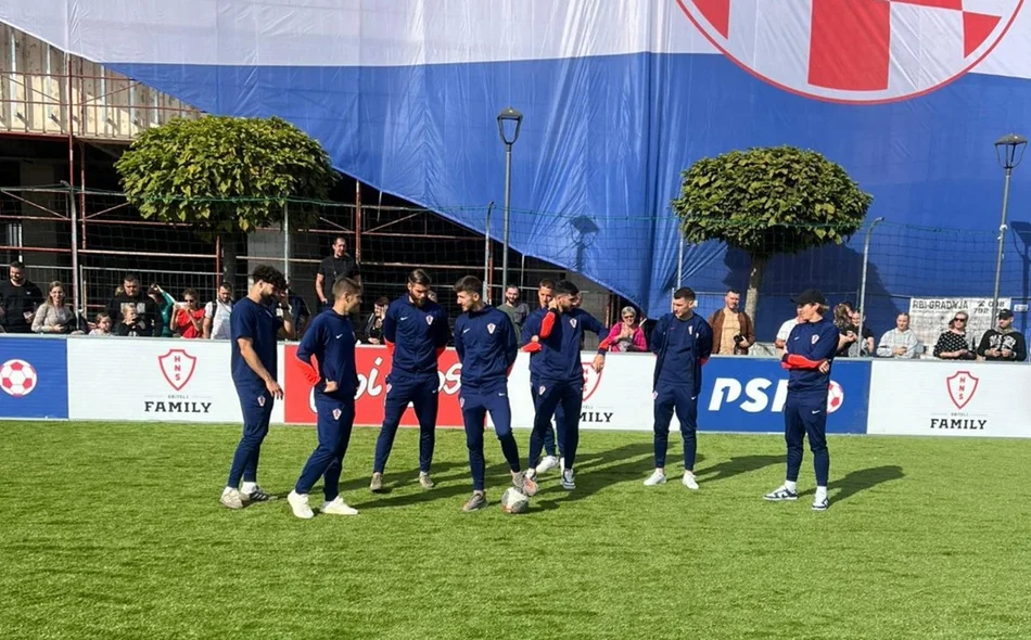 Zagrijavanje navijača uz Zaprešić Boyse i veliki ekran na Kapucinskom trgu