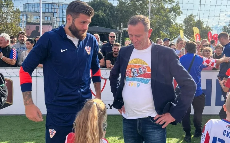 Zagrijavanje navijača uz Zaprešić Boyse i veliki ekran na Kapucinskom trgu