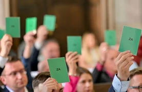 Vladajući se vesele razvojnim temama, oporba „ugodnim razgovorima” sa županom