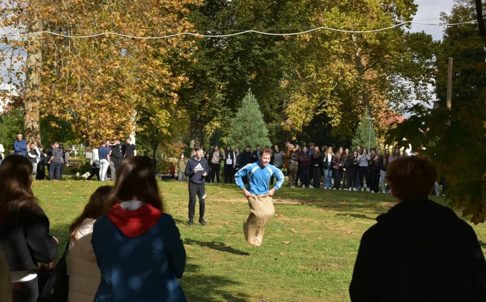 AUDIO I FOTO Ivanečki srednjoškolci ispunili gradski park - okušali se u tradicionalnim seoskim igrama