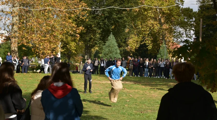 AUDIO I FOTO Ivanečki srednjoškolci ispunili gradski park - okušali se u tradicionalnim seoskim igrama