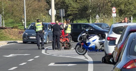 Neregistriranim quadom i bez vozačke zabio se u – pijanog vozača auta