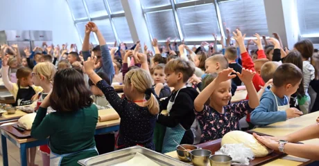 Miris svježih klipića, štrukli i kestena koje su pripremili školarci proširio se Ludbregom