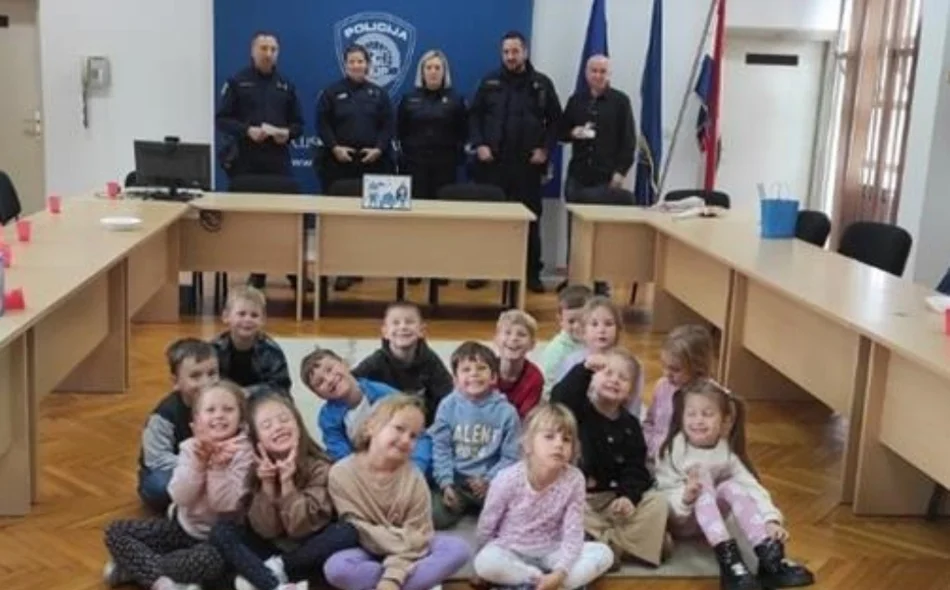 Bumbaricama i Zebricama te mališanima vrtića &quot;Zeko&quot;  prezentirano zanimanje policajca