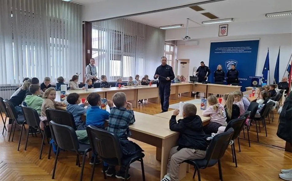 Bumbaricama i Zebricama te mališanima vrtića &quot;Zeko&quot;  prezentirano zanimanje policajca